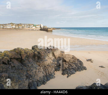 Harbour Beach, St Ives, Cornwall à marée basse avec aucun peuple sur elle. Banque D'Images