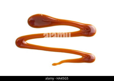 Sauce caramel sucré isolé sur fond blanc. Banque D'Images