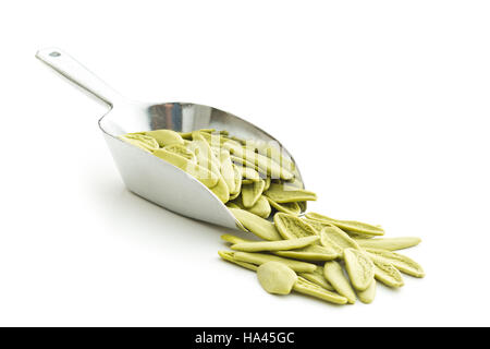 Les pâtes italiennes séchées avec épinards à saveur scoop netal isolé sur fond blanc. Banque D'Images