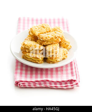 Cookies amande douce sur plaque isolé sur fond blanc. Banque D'Images