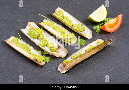 Les mactres navajas avec pesto de persil vert plaque en ardoise noire ona - Vue de dessus Banque D'Images