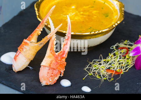 Bol de soupe curry de crabe jaune avec deux pinces de crabe Banque D'Images