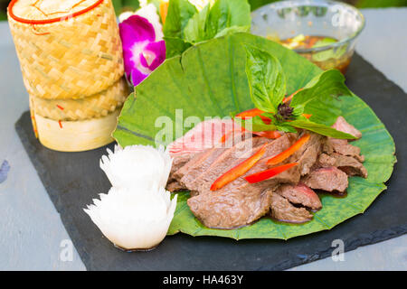 Crying Tiger est un style thaï sauté de boeuf avec des poivrons et basilic Banque D'Images