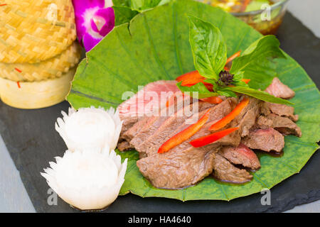 Crying Tiger est un style thaï sauté de boeuf avec des poivrons et basilic Banque D'Images