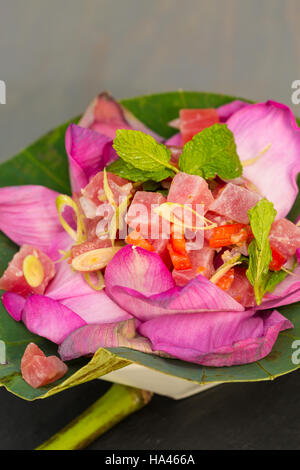 Salade de thon ahi Thai servi dans une belle fleur de lotus Banque D'Images