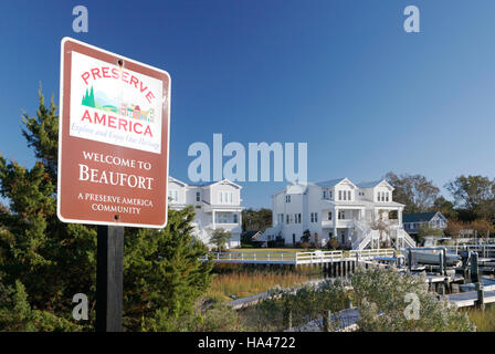 Bienvenue à beaufort, signe avec coastal living maisons dans l'arrière-plan. La Caroline du Nord. Banque D'Images