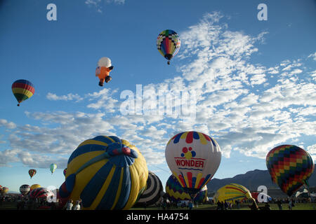 Montgolfières volent au-dessus de la ville de Albuquerque, Nouveau Mexique au cours de l'ascension de masse à l'assemblée annuelle Hot Air Balloon Fiesta Banque D'Images