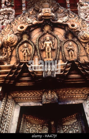 Temple Changunarayan. Façade. Vishnu sur porte. Le Népal. Banque D'Images