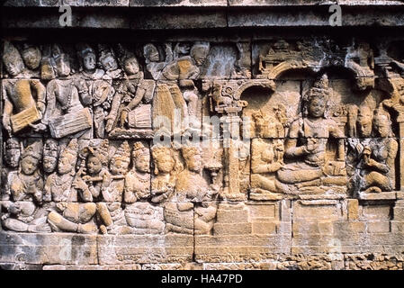 Première galerie. Des scènes de Buddha's previous naissances sont également représentés dans les gravures sur les murs. Boroboudur, Indonésie. Banque D'Images