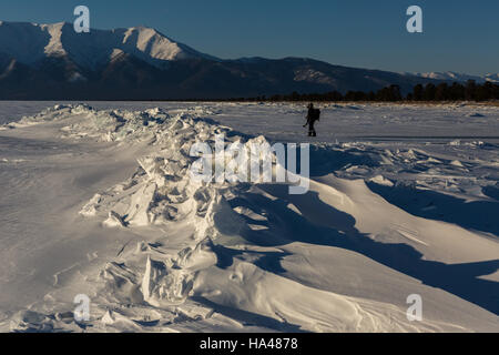 Photographe près de buttes de glace du lac Baikal et nez Saint Péninsule. Banque D'Images