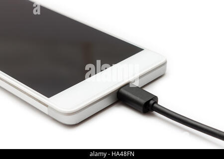 Micro USB data câble connecté au smartphone. Fond blanc isolé. Banque D'Images