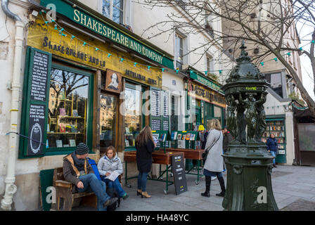 Paris, France, People Shopping, librairie 'Shakespeare and Company', Boutique Front Book Store avec enseigne, dans le quartier Latin, scène de rue parisienne, vintage Banque D'Images