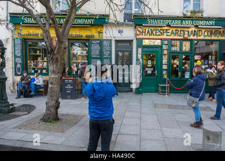 Paris, France, People Shopping, librairie 'Shakespeare and Company', vitrine de la boutique, avec panneau, dans le quartier Latin, scène de rue parisienne, chinois, Banque D'Images