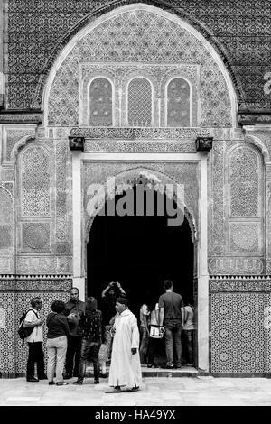 Les touristes et le Guide Local, Medersa Bou Inania, Fès el Bali, FES, Maroc Banque D'Images