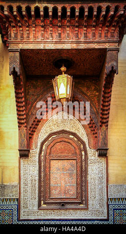 Fenêtre magnifiquement décorée d'une mosquée dans une médina de Fès, Maroc Banque D'Images