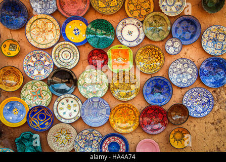 Belle poterie fait main coloré arabe bols sur afficher dans le marché au Maroc Banque D'Images