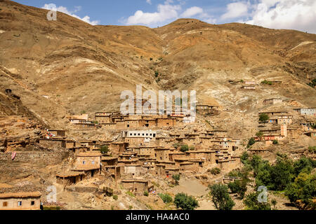 Petit village au milieu des montagnes de l'Atlas, Maroc Banque D'Images