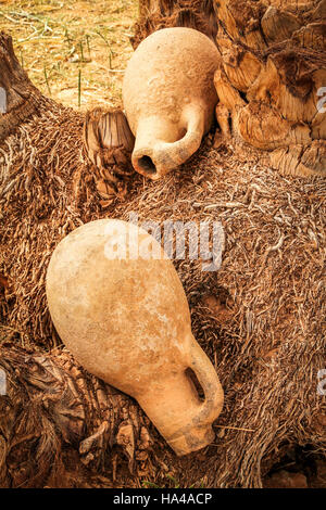 Deux éliminés des vases d'argile, village rural, Maroc Banque D'Images