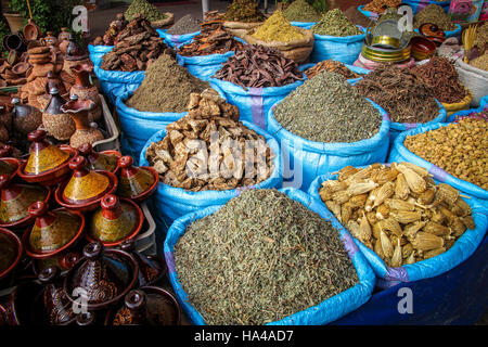 Épices en vente sur un souk marocain à Marrakech Banque D'Images