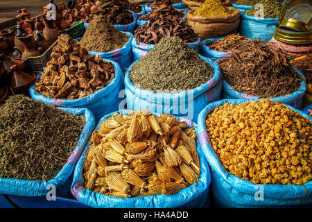 Épices en vente sur un souk marocain à Marrakech Banque D'Images