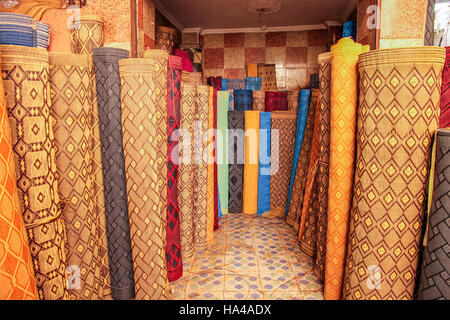 Les tapis en vente sur le stand dans la médina de Fes, Maroc Banque D'Images