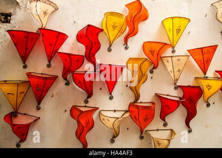 Les lampes en cuir marocain traditionnel à vendre à Essaouira Banque D'Images