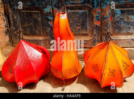 Les lampes en cuir marocain traditionnel à vendre à Essaouira Banque D'Images