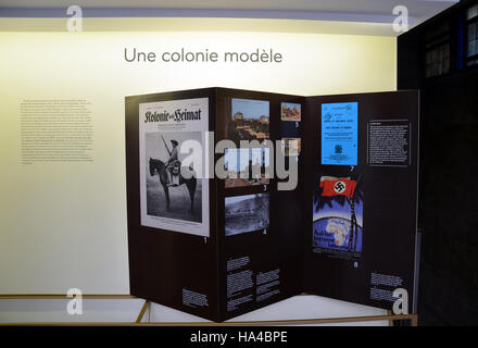 Paris, France. 24 Nov, 2016. Afficher baords lors de l'exposition "Der erste Voelkermord des 20. Jahrhunderts" (lit. Le premier génocide du 20e siècle) au Mémorial de la Shoah à Paris, France, 24 novembre 2016. Une exposition au mémorial de détails le génocide commis contre le peuple Herero et Nama tribus par les troupes coloniales allemandes dans l'actuelle Namibie. Photo : Sebastian Kunigkeit/dpa/Alamy Live News Banque D'Images