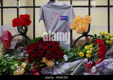 Moscou, Russie. 26 Nov, 2016. Fleurs à l'ambassade de Cuba à Moscou en mémoire de Cuba's leader révolutionnaire et l'ancien président Fidel Castro. Castro est mort 90 ans le 25 novembre 2016. Credit : Victor/Vytolskiy Alamy Live News Banque D'Images