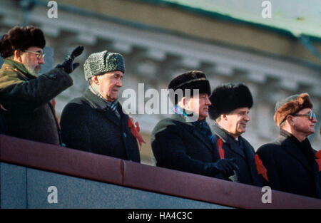 Nov 07, 1987 - Moscou, Russie - (de gauche à droite) FIDEL CASTRO, Président de Cuba et premier secrétaire du Parti communiste cubain en agitant, Andrei Gromyko, ministre des Affaires étrangères de l'URSS, Mikhaïl Gorbatchev, Secrétaire Général du Parti communiste de l'Union soviétique, Nikolaï Ryjkov, Président du Conseil des ministres de l'URSS et Wojciech Jaruzelski, Premier Ministre de Pologne et Premier Secrétaire du Comité central du Parti ouvrier unifié polonais au sommet du tombeau de Lénine de la Place Rouge de Moscou, l'examen de la parade célébrant le 70e anniversaire de la Revoluti socialiste d'octobre Banque D'Images