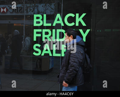 King's Lynn, Norfolk, Royaume-Uni. 26 Nov, 2016. UK. Un homme marche dernières vendredi noir des passants. Crédit : Stuart Aylmer/Alamy Live News Banque D'Images