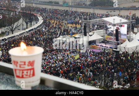 Séoul, Corée du Sud. 27 Nov, 2016. Les gens de la Corée du Sud vers la maison présidentielle(La Maison Bleue) au cours de la manifestation contre le président Park Geun-Hye Gwanghwamun sur rue. Credit : Min Won-Ki/ZUMA/Alamy Fil Live News Banque D'Images