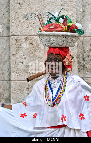 Dame cubaine en costume traditionnel,fumeurs,cigare Havana, Cuba, Caraïbes Banque D'Images