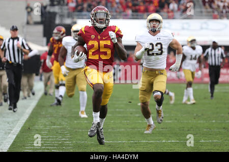 Los Angeles, Californie, USA. 26 Nov, 2016. Running back USC Trojans Ronald Jones II (25) dans le jeu entre la Cathédrale Notre Dame Fighting Irish et l'USC Trojans, le Coliseum de Los Angeles, CA. Peter Renner and Co/ Zuma Service Fil Crédit : Peter Renner and Co/ZUMA/Alamy Fil Live News Banque D'Images