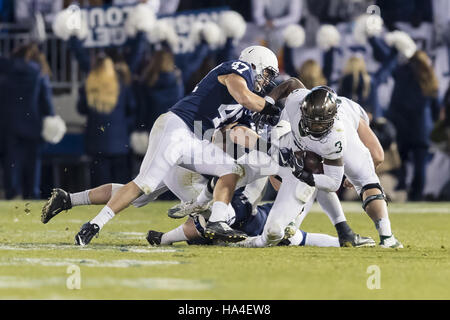 University Park, Pennsylvania, USA. 26 Nov, 2016. Michigan State Spartans LJ running back Scott (3) est abordé par Penn State Nittany Lions linebacker Brandon Smith (47) dans la seconde moitié pendant le jeu entre Penn State Nittany Lions et Michigan State Spartans à Beaver Stadium. Crédit : Scott/Taetsch ZUMA Wire/Alamy Live News Banque D'Images