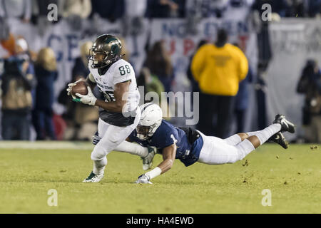University Park, Pennsylvania, USA. 26 Nov, 2016. Penn State Nittany Lions Christian évoluait Campbell (1) plonge pour la Michigan State Spartans wide receiver Monty Madaris (88) dans la seconde moitié pendant le jeu entre Penn State Nittany Lions et Michigan State Spartans à Beaver Stadium. Crédit : Scott/Taetsch ZUMA Wire/Alamy Live News Banque D'Images