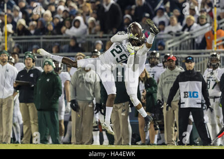 University Park, Pennsylvania, USA. 26 Nov, 2016. Penn State Nittany Lions Christian évoluait Campbell (1) rompt une note destinée à la Michigan State Spartans Malik running back Smith (29) dans la seconde moitié pendant le jeu entre Penn State Nittany Lions et Michigan State Spartans à Beaver Stadium.1 Taetsch Crédit : Scott/ZUMA/Alamy Fil Live News Banque D'Images