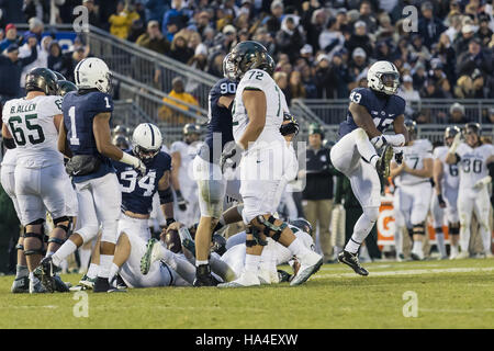 University Park, Pennsylvania, USA. 26 Nov, 2016. Penn State Nittany Lions de secondeur Manny Bowen (43) célèbre un sac dans la première moitié pendant le jeu entre Penn State Nittany Lions et Michigan State Spartans à Beaver Stadium. Crédit : Scott/Taetsch ZUMA Wire/Alamy Live News Banque D'Images