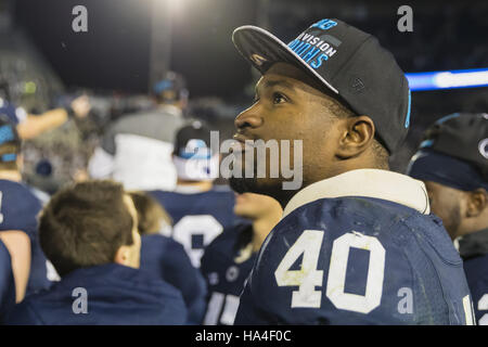 University Park, Pennsylvania, USA. 26 Nov, 2016. Penn State Nittany Lions de secondeur Jason Cabinda (40) portant son gros dix champions de l'Est après le match entre le chapeau de Penn State Nittany Lions et Michigan State Spartans à Beaver Stadium. Crédit : Scott/Taetsch ZUMA Wire/Alamy Live News Banque D'Images