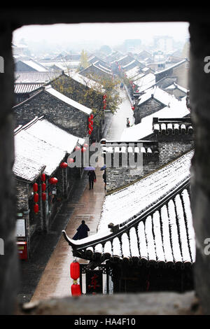 Beijing, Chine. 23 Nov, 2016. Photo prise le 23 novembre 2016 montre Shanghai Street après les chutes de neige à Yangzhou, Chine de l'est la province de Jiangsu. © Shi Huajian/Xinhua/Alamy Live News Banque D'Images