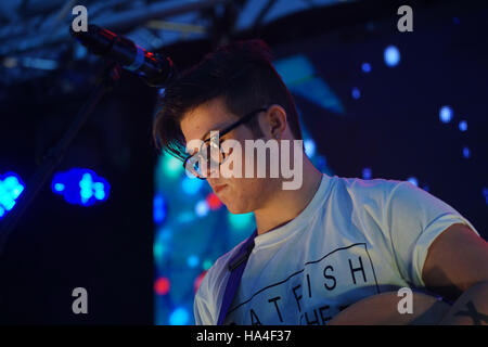 Londres, Royaume-Uni. 26 Nov, 2016. Charlie Moss préformes à X-Factor's Sam Lavery à allumer les lumières de Noël à l'intérieur du centre de Stratford Stratford Shopping Centre, le 26 novembre 2016, Londres, Royaume-Uni. Credit : Voir Li/Alamy Live News Banque D'Images