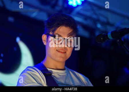 Londres, Royaume-Uni. 26 Nov, 2016. Charlie Moss préformes à X-Factor's Sam Lavery à allumer les lumières de Noël à l'intérieur du centre de Stratford Stratford Shopping Centre, le 26 novembre 2016, Londres, Royaume-Uni. Credit : Voir Li/Alamy Live News Banque D'Images