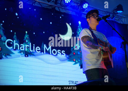 Londres, Royaume-Uni. 26 Nov, 2016. Charlie Moss préformes à X-Factor's Sam Lavery à allumer les lumières de Noël à l'intérieur du centre de Stratford Stratford Shopping Centre, le 26 novembre 2016, Londres, Royaume-Uni. Credit : Voir Li/Alamy Live News Banque D'Images