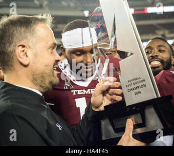 Philadelphie, Pennsylvanie, USA. 26 Nov, 2016. L'entraîneur-chef du temple, MATT RHULE, célèbre vaincre le championnat de la Division est de l'AAC avec son équipe du Lincoln Financial Field à Philadelphie PA © Ricky Fitchett/ZUMA/Alamy Fil Live News Banque D'Images