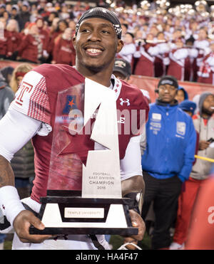 Philadelphie, Pennsylvanie, USA. 26 Nov, 2016. Le Temple QB, Phillip Walker, tenant le trophée du championnat de la Division est de l'AAC au Lincoln Financial Field à Philadelphie PA © Ricky Fitchett/ZUMA/Alamy Fil Live News Banque D'Images