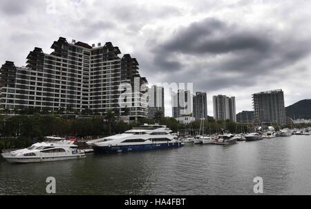 Sanya, province de Hainan en Chine. 27 Nov, 2016. Bateaux à quai à une station d'ancrage à Sanya, province de Hainan en Chine du sud, le 27 novembre 2016. L'observatoire national de dimanche a publié une alerte jaune pour le typhon Tokage qui apportera des vents à certaines régions côtières du sud. © Zhao Yingquan/Xinhua/Alamy Live News Banque D'Images