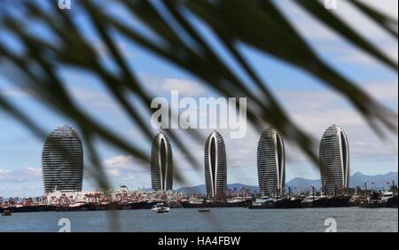 Sanya, province de Hainan en Chine. 27 Nov, 2016. Bateaux à quai à une station d'ancrage à Sanya, province de Hainan en Chine du sud, le 27 novembre 2016. L'observatoire national de dimanche a publié une alerte jaune pour le typhon Tokage qui apportera des vents à certaines régions côtières du sud. © Zhao Yingquan/Xinhua/Alamy Live News Banque D'Images