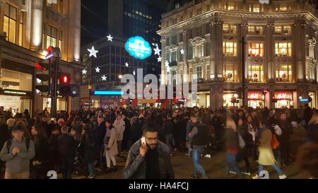 Accident de la route pendant le Black Friday sales apporte le trafic sur Oxford Street pour un stand still Banque D'Images