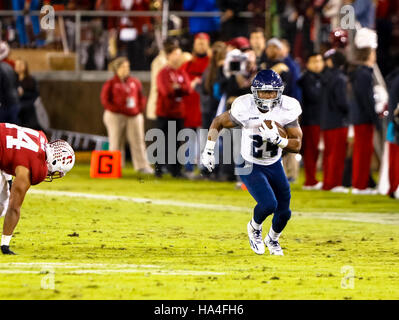 Palo Alto, Californie, USA. 26 Nov, 2016. Running Back riz Sam Stewart (24) exécute pour un grand gain dans NCAA football action à l'Université de Stanford, avec le riz Les hiboux se rendant sur le Stanford Cardinal. Stanford a gagné le match 41-17. © Seth Riskin/ZUMA/Alamy Fil Live News Banque D'Images