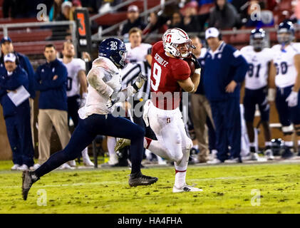 Palo Alto, Californie, USA. 26 Nov, 2016. Tight End Stanford Dalton Schultz (9) s'exécute après un crochet en NCAA football action à l'Université de Stanford, avec le riz Les hiboux se rendant sur le Stanford Cardinal. Stanford a gagné le match 41-17. © Seth Riskin/ZUMA/Alamy Fil Live News Banque D'Images